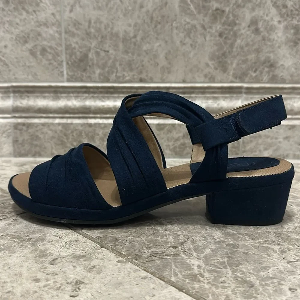 Me Too Yasmin Sandal Navy Size 7.5 Open Toe Chunky Heel Box Included